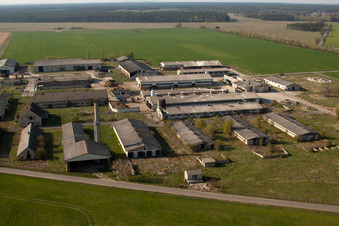Vue aérienne de Ruines et vestiges des fondations de bâtiments agricoles abandonnés à le quartier Ahlsdorf in Schönewalde dans le département Brandebourg, Allemagne