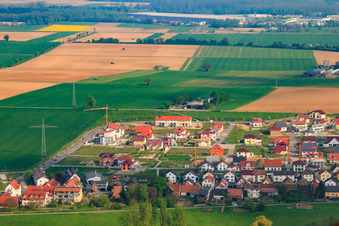 Sur la haute piste à Kandel dans le département Rhénanie-Palatinat, Allemagne vu d'un drone