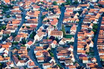 Vue aérienne de Bâtiment d'église au centre du village à Neuburg am Rhein dans le département Rhénanie-Palatinat, Allemagne