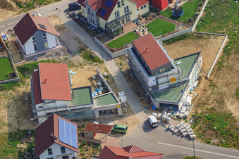 Sur la haute piste à Kandel dans le département Rhénanie-Palatinat, Allemagne du point de vue du drone