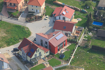 Sur la haute piste à Kandel dans le département Rhénanie-Palatinat, Allemagne d'un drone