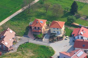 Sur la haute piste à Kandel dans le département Rhénanie-Palatinat, Allemagne vu d'un drone