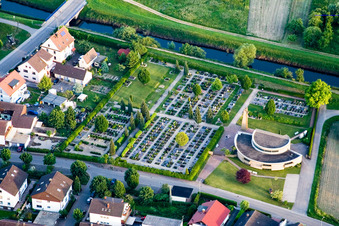 Vue aérienne de Cimetière de Neuburg à Neuburg am Rhein dans le département Rhénanie-Palatinat, Allemagne