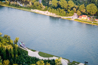 Vue aérienne de Embarcadère du ferry du Rhin du Bade-Palatinat à destination de Neuburgweier à Neuburg am Rhein dans le département Rhénanie-Palatinat, Allemagne