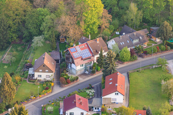 Vue aérienne de Rue Hohenwettersbacher à le quartier Grünwettersbach in Karlsruhe dans le département Bade-Wurtemberg, Allemagne