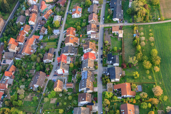 Vue aérienne de Dans le Löhl à le quartier Grünwettersbach in Karlsruhe dans le département Bade-Wurtemberg, Allemagne