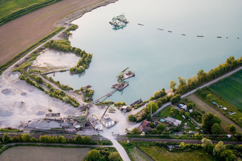 Vue aérienne de Lac de la carrière d'Epple à Neuburg am Rhein dans le département Rhénanie-Palatinat, Allemagne