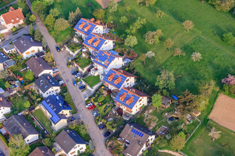Vue aérienne de Wingertgasse à le quartier Grünwettersbach in Karlsruhe dans le département Bade-Wurtemberg, Allemagne
