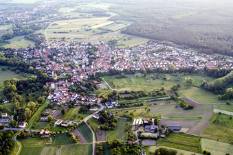Vue sur le village à Berg dans le département Rhénanie-Palatinat, Allemagne vue d'en haut
