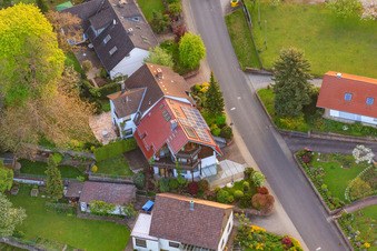 Vue oblique de Rue Hohenwettersbacher à le quartier Grünwettersbach in Karlsruhe dans le département Bade-Wurtemberg, Allemagne