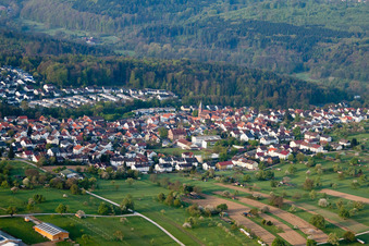 Vue aérienne de Schulstraße vue du nord à le quartier Busenbach in Waldbronn dans le département Bade-Wurtemberg, Allemagne