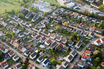 Vue oblique de Tulpenstr à le quartier Reichenbach in Waldbronn dans le département Bade-Wurtemberg, Allemagne