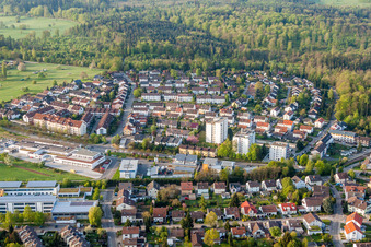 Vue aérienne de Quartier du centre-ville, district des montagnes de la Forêt-Noire, dans la zone urbaine à le quartier Reichenbach in Waldbronn dans le département Bade-Wurtemberg, Allemagne