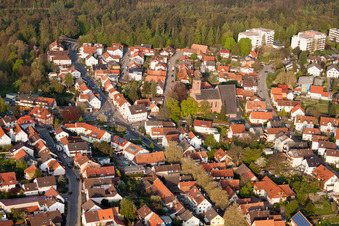 Vue aérienne de Vue de la ville depuis l'est avec l'église Saint-Wendelin à le quartier Reichenbach in Waldbronn dans le département Bade-Wurtemberg, Allemagne