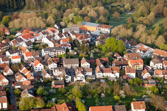 Vue aérienne de Kurpark vu de l'est à le quartier Reichenbach in Waldbronn dans le département Bade-Wurtemberg, Allemagne