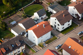 Jardins familiaux à Rosenstr à le quartier Reichenbach in Waldbronn dans le département Bade-Wurtemberg, Allemagne depuis l'avion