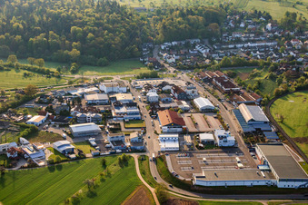 Vue aérienne de Parc industriel Schießhüttencenter depuis l'ouest à le quartier Langensteinbach in Karlsbad dans le département Bade-Wurtemberg, Allemagne