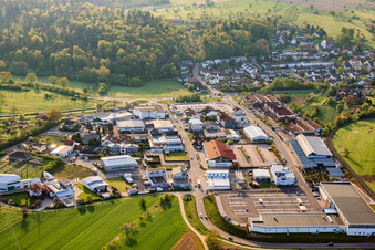 Vue aérienne de Parc industriel Schießhüttencenter depuis l'ouest à le quartier Langensteinbach in Karlsbad dans le département Bade-Wurtemberg, Allemagne