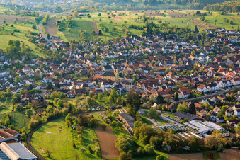 Vue aérienne de Vue du village depuis le nord à le quartier Langensteinbach in Karlsbad dans le département Bade-Wurtemberg, Allemagne
