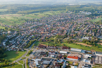 Vue aérienne de Vue des rues et des maisons dans les quartiers résidentiels à le quartier Langensteinbach in Karlsbad dans le département Bade-Wurtemberg, Allemagne