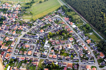 Vue sur le village à Berg dans le département Rhénanie-Palatinat, Allemagne depuis l'avion