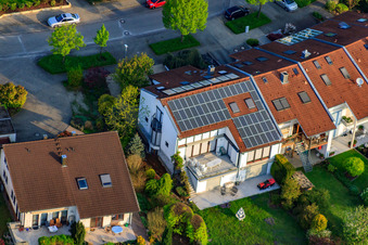 Vue aérienne de Trollingerstr à le quartier Stupferich in Karlsruhe dans le département Bade-Wurtemberg, Allemagne