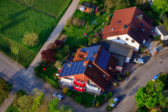 Vue oblique de Traminerstr à le quartier Stupferich in Karlsruhe dans le département Bade-Wurtemberg, Allemagne