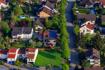 Vue oblique de Rue Ruländer à le quartier Stupferich in Karlsruhe dans le département Bade-Wurtemberg, Allemagne