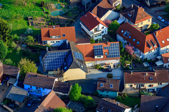 Vue aérienne de Ortsstr à le quartier Stupferich in Karlsruhe dans le département Bade-Wurtemberg, Allemagne