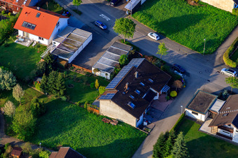 Vue oblique de Rue Riesling à le quartier Stupferich in Karlsruhe dans le département Bade-Wurtemberg, Allemagne