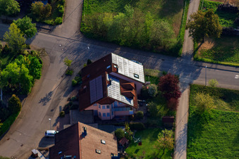 Traminerstr à le quartier Stupferich in Karlsruhe dans le département Bade-Wurtemberg, Allemagne du point de vue du drone