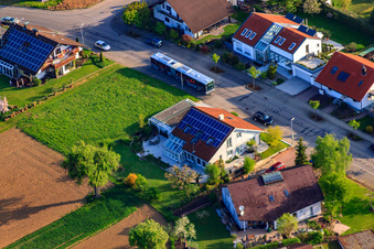Rue Riesling à le quartier Stupferich in Karlsruhe dans le département Bade-Wurtemberg, Allemagne du point de vue du drone
