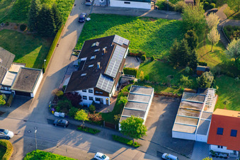 Rue Riesling à le quartier Stupferich in Karlsruhe dans le département Bade-Wurtemberg, Allemagne d'un drone