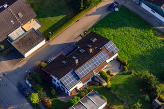 Rue Riesling à le quartier Stupferich in Karlsruhe dans le département Bade-Wurtemberg, Allemagne vu d'un drone