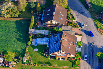 Vue oblique de Rue Riesling à le quartier Stupferich in Karlsruhe dans le département Bade-Wurtemberg, Allemagne