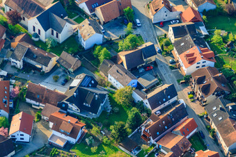 Rue Palmbacher à le quartier Stupferich in Karlsruhe dans le département Bade-Wurtemberg, Allemagne du point de vue du drone