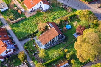 Vue d'oiseau de Rue Riesling à le quartier Stupferich in Karlsruhe dans le département Bade-Wurtemberg, Allemagne