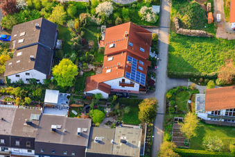 Rue Palmbacher à le quartier Stupferich in Karlsruhe dans le département Bade-Wurtemberg, Allemagne vu d'un drone