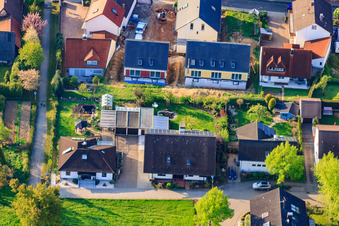 Vue oblique de Stutenpferchstr à le quartier Stupferich in Karlsruhe dans le département Bade-Wurtemberg, Allemagne