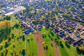 Vue aérienne de Vue du village depuis l'ouest à le quartier Stupferich in Karlsruhe dans le département Bade-Wurtemberg, Allemagne