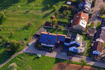Vue oblique de Derrière la clôture à le quartier Stupferich in Karlsruhe dans le département Bade-Wurtemberg, Allemagne