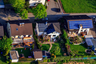 Stutenpferchstr à le quartier Stupferich in Karlsruhe dans le département Bade-Wurtemberg, Allemagne du point de vue du drone