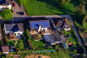 Stutenpferchstr à le quartier Stupferich in Karlsruhe dans le département Bade-Wurtemberg, Allemagne d'un drone