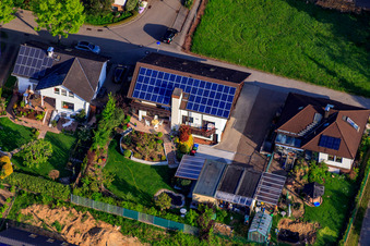 Stutenpferchstr à le quartier Stupferich in Karlsruhe dans le département Bade-Wurtemberg, Allemagne vu d'un drone