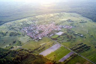 Vue aérienne de Du sud-est à le quartier Büchelberg in Wörth am Rhein dans le département Rhénanie-Palatinat, Allemagne
