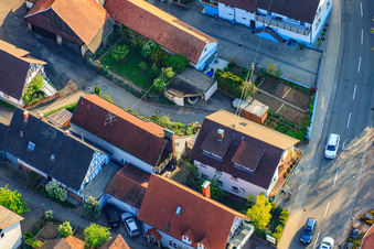 Vue oblique de Kleinsteinbacher Straße à le quartier Stupferich in Karlsruhe dans le département Bade-Wurtemberg, Allemagne