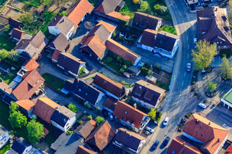 Kleinsteinbacher Straße à le quartier Stupferich in Karlsruhe dans le département Bade-Wurtemberg, Allemagne hors des airs