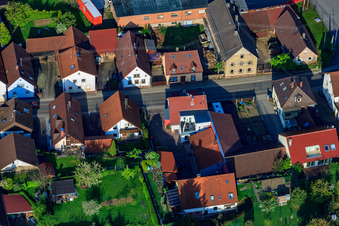 Vue d'oiseau de Thomashofstr à le quartier Stupferich in Karlsruhe dans le département Bade-Wurtemberg, Allemagne