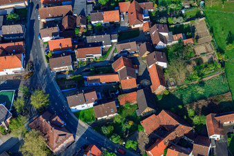 Kleinsteinbacher Straße à le quartier Stupferich in Karlsruhe dans le département Bade-Wurtemberg, Allemagne vu d'un drone