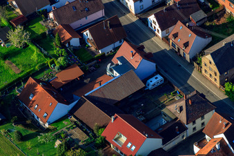 Thomashofstr à le quartier Stupferich in Karlsruhe dans le département Bade-Wurtemberg, Allemagne du point de vue du drone